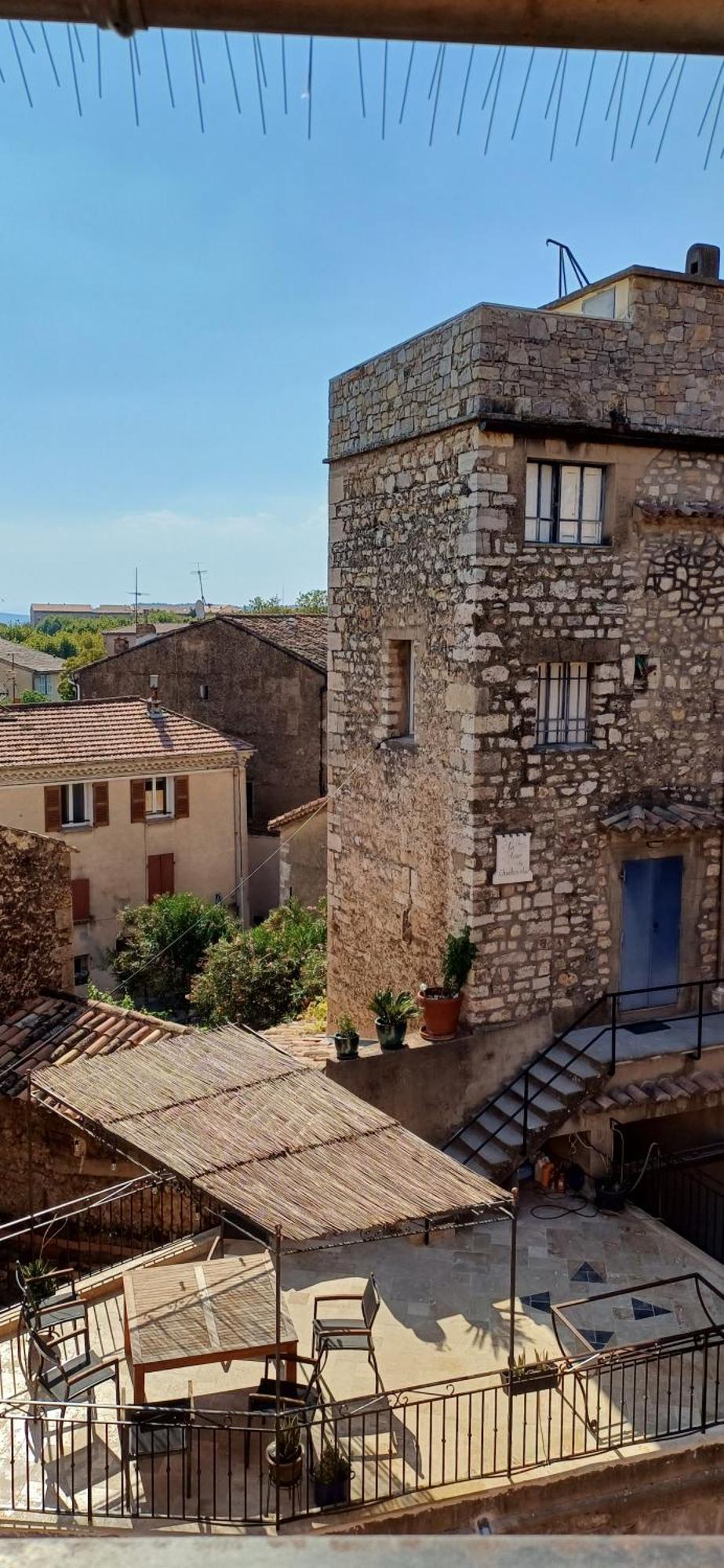 Duplex De Charme Avec Terrasse Au Coeur Du Village Lorgues Bagian luar foto